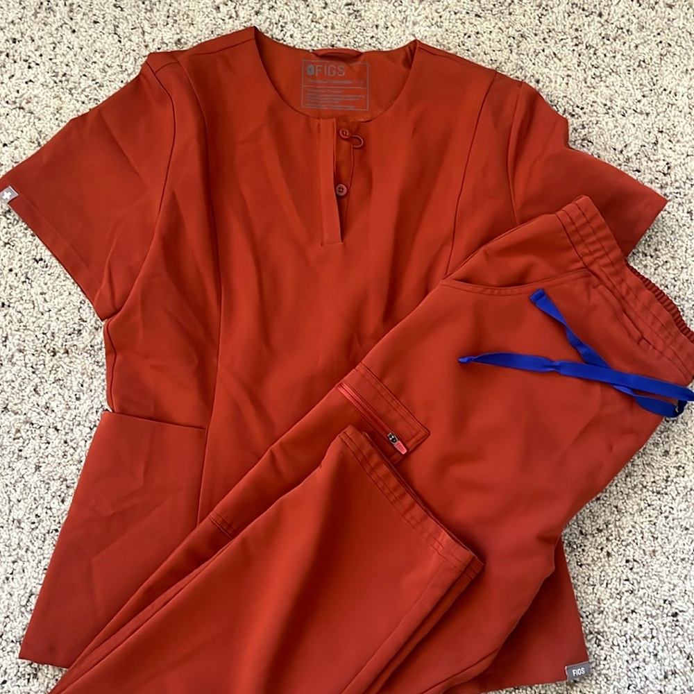 FIGS Technical Collection Medium Pants/Small Top Auburn scrub set